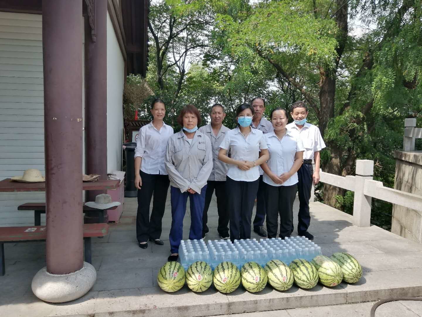 武漢江城清洗公司開展“送清涼”活動(dòng)